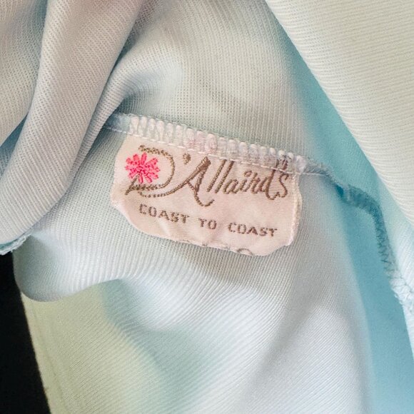 Vintage 1960s peignoir, pastel blue robe, front buttons, raglan sleeves - Picture 7 of 9